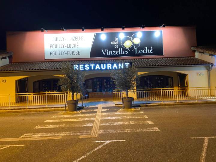 toile tendue et enseigne lumineuse cave de vinzelles